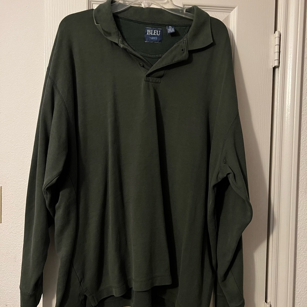 Dark arms green long sleeve pullover. Two buttons 85% cotton